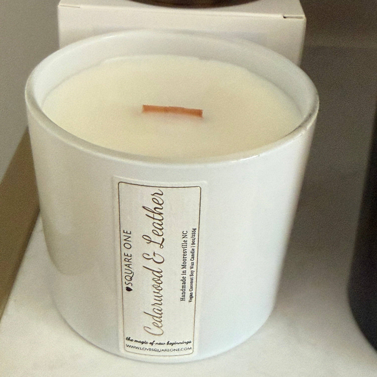 Cedarwood & Leather Candle – Warm Woods Scent