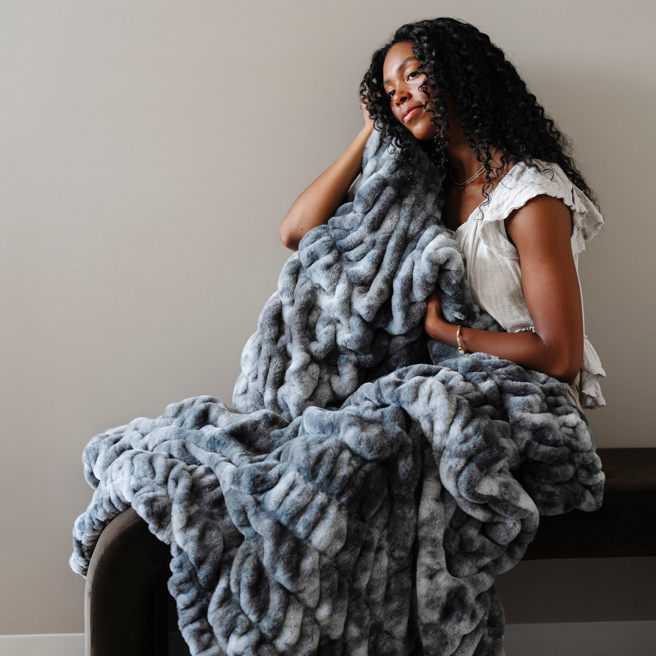 DOUBLE RUCHED FAUX FUR THROW BLANKET: Charcoal Blend