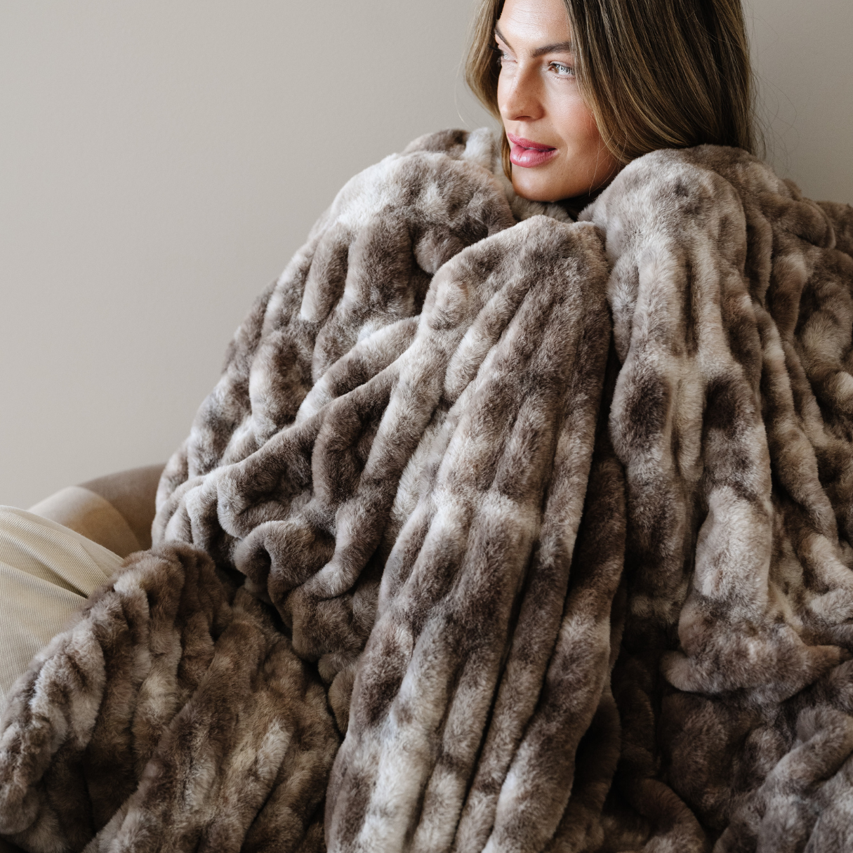 DOUBLE RUCHED FAUX FUR XL THROW BLANKET: Chocolate Blend