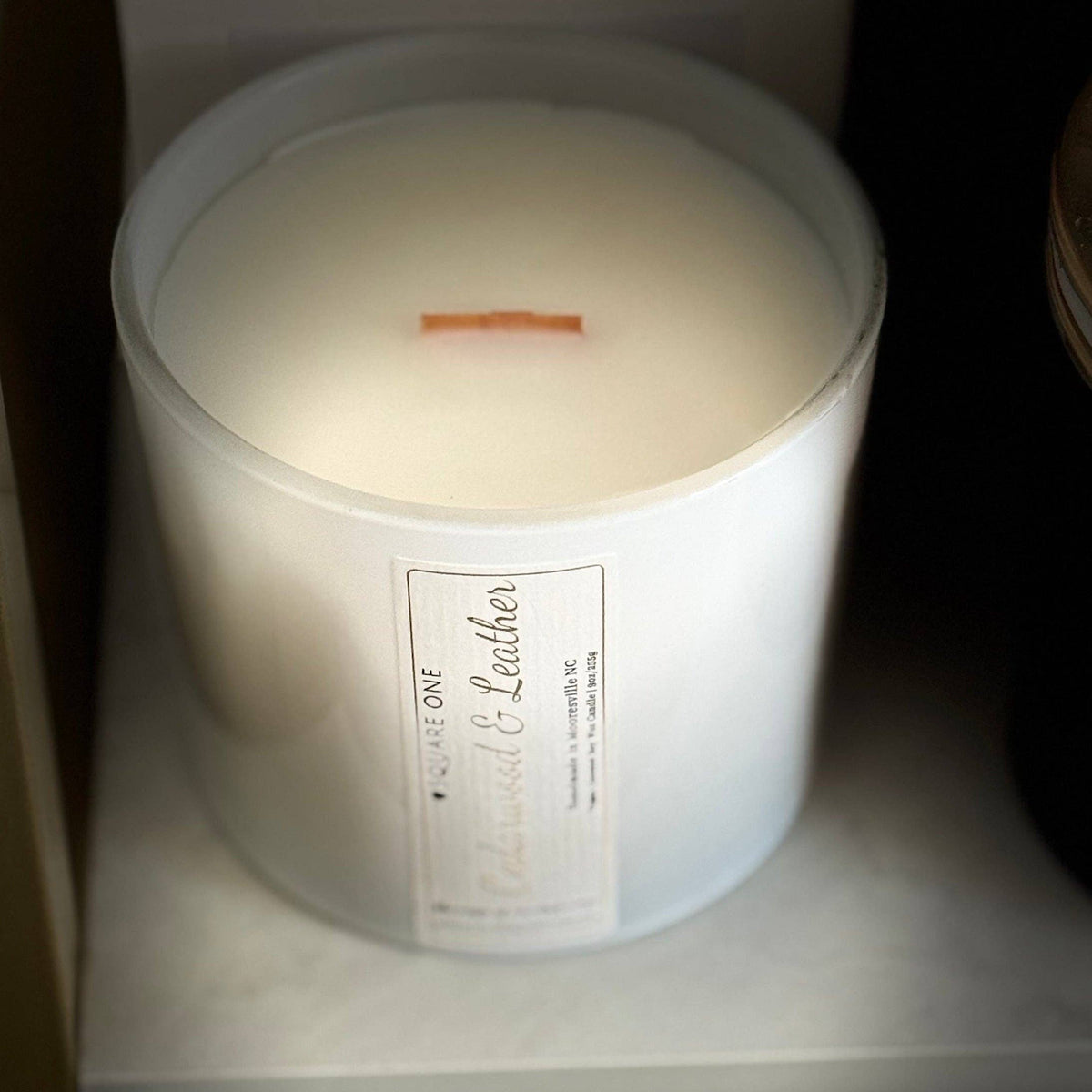 Cedarwood & Leather Candle – Warm Woods Scent
