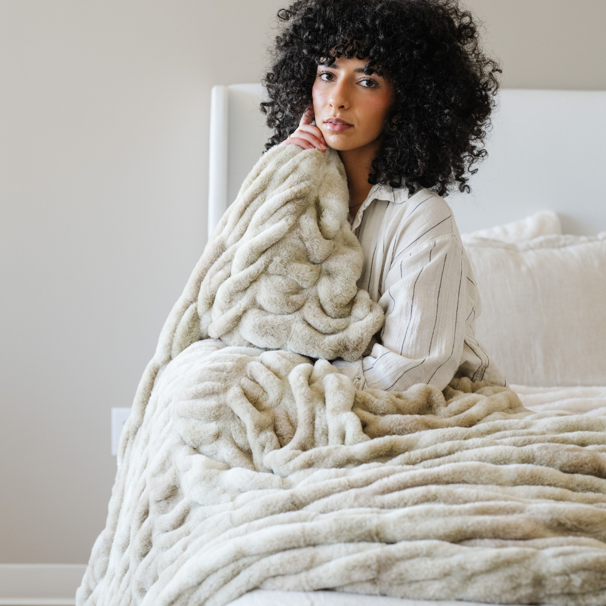 DOUBLE RUCHED FAUX FUR XL THROW BLANKET: Sandshell Blend